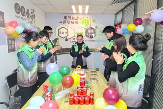 Celebrating birthday party, Qindao victory houseny Trade Co., Ltd. gathered together